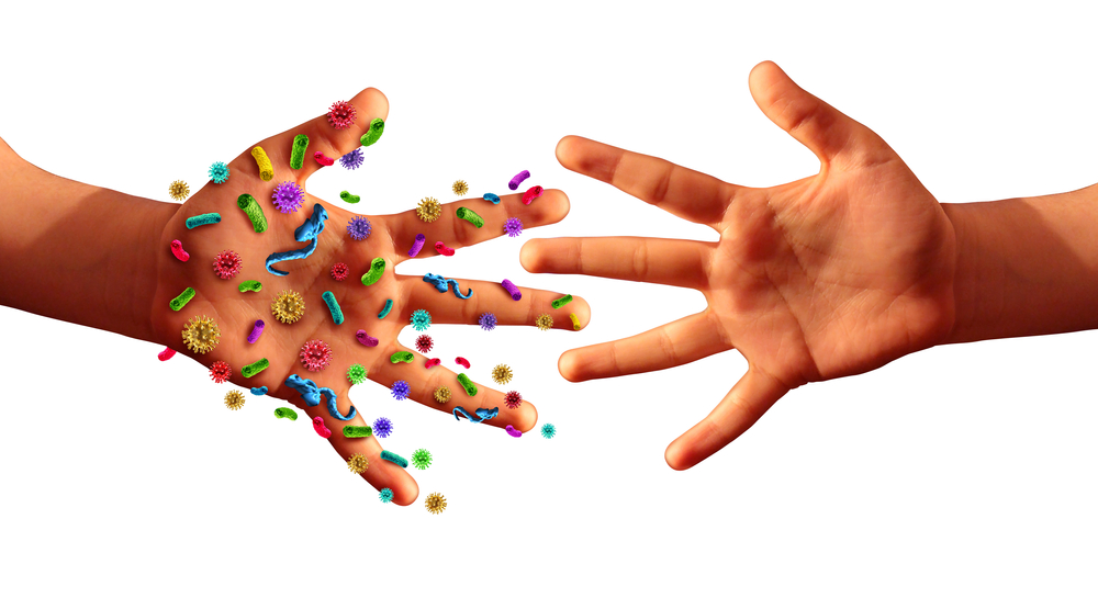 photo de 2 mains dont une couverte de microbes